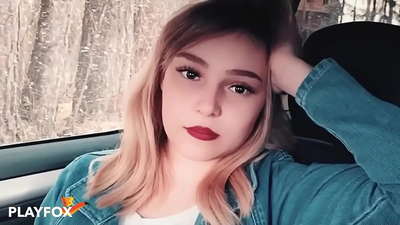 Garota sexy chupa alegremente no cartão de desconto